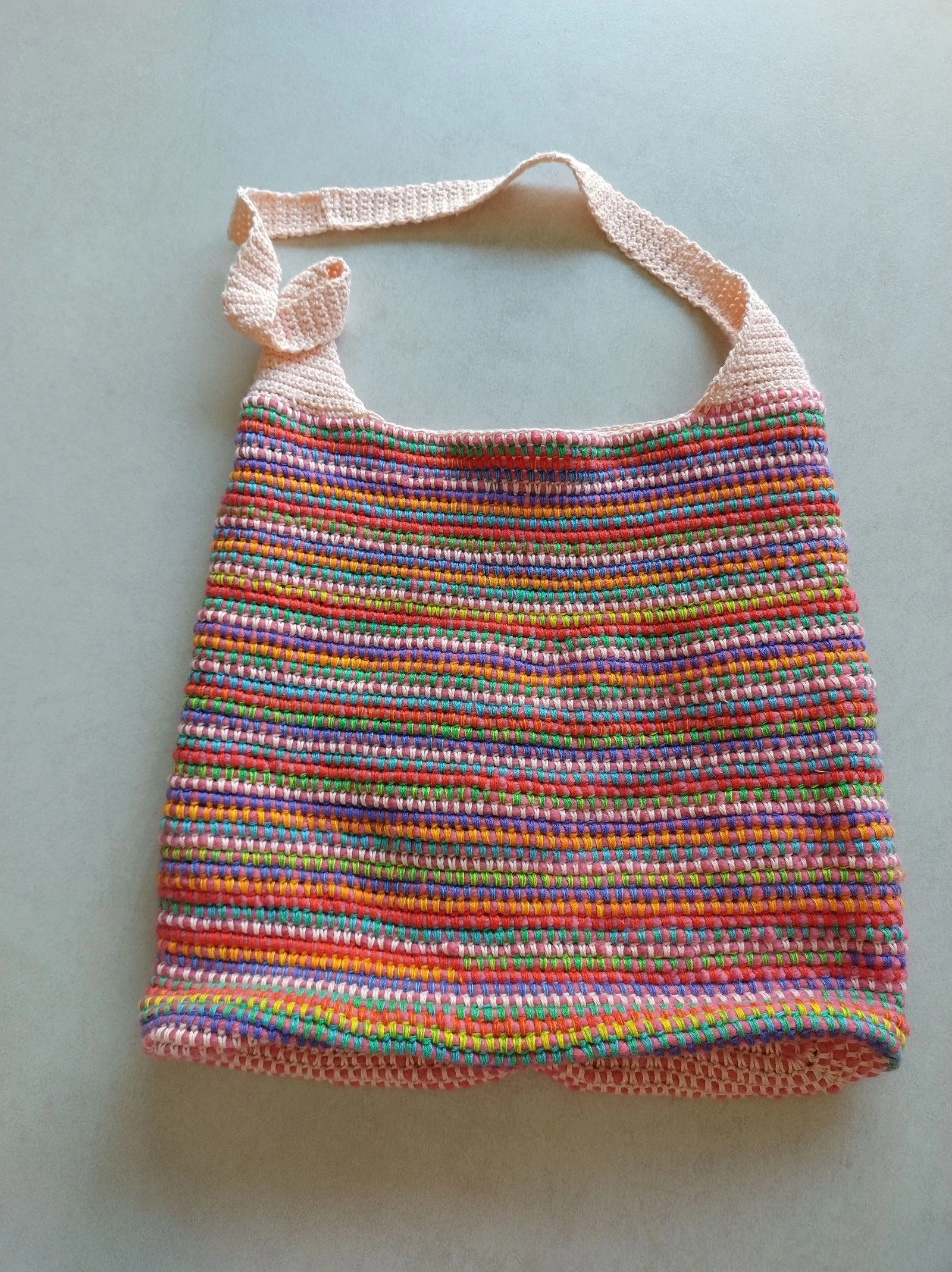 Bolso de hombro hecho a mano con ganchillo en colores del arcoíris – photo 4